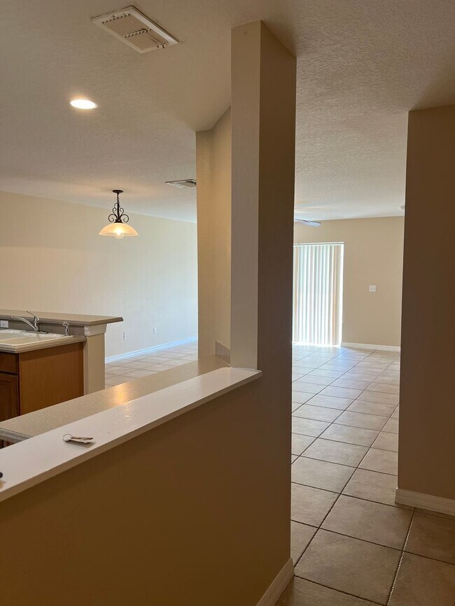 Building Photo - Gated 3/2.5 Townhouse with Garage in Altam...