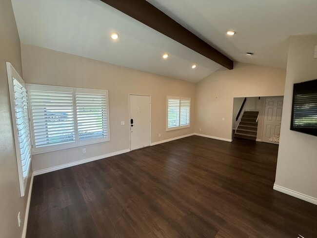 Foto del edificio - Spacious 3-Bed, 2-Bath End-Unit Townhome w...