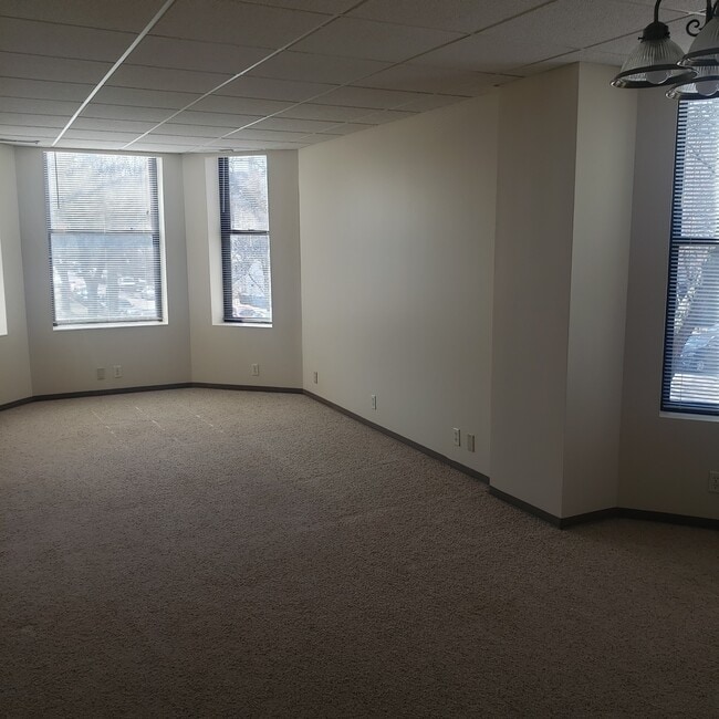 Building Photo - 1624 W Addison St