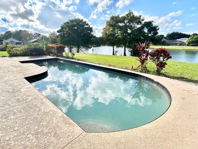 Building Photo - Waterfront Pool Home in Waterford Lakes