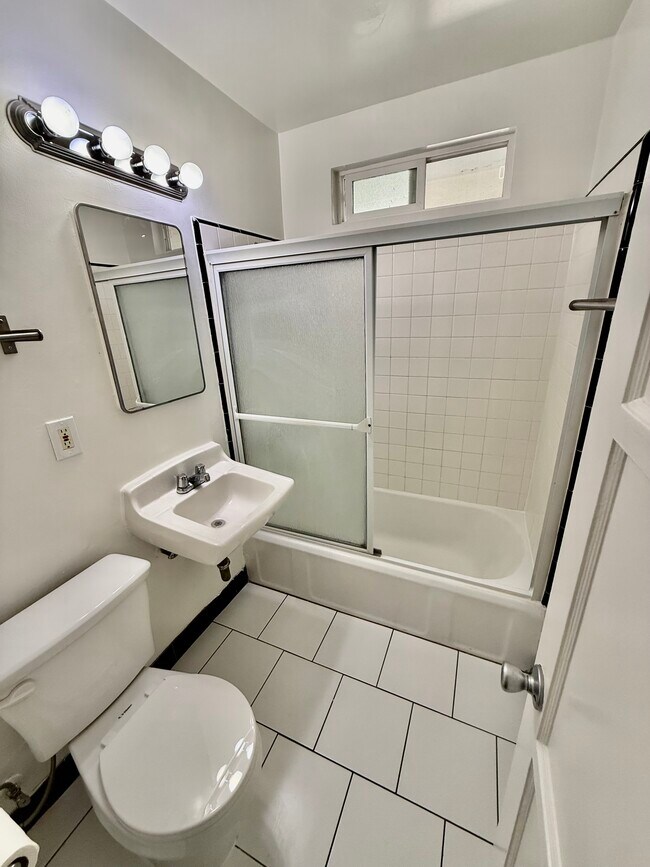 Building Photo - 11152-11154 Morrison St