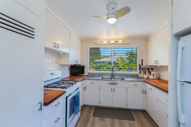 Building Photo - Charming 2 Bedroom Rental with Stunning Mountain Views – Available only April 15 to October 31, 2026