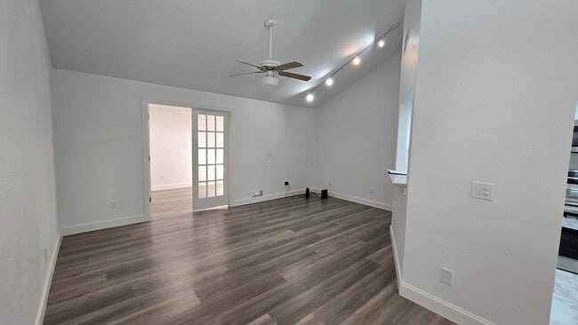Foto del edificio - 2 Bed 2 Bath townhome with a Den/ Office s...