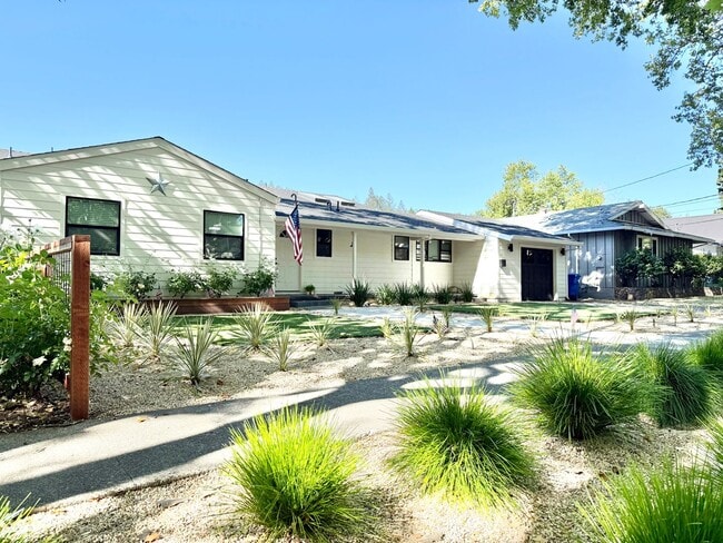 Building Photo - Beautiful Remodeled Calistoga Home