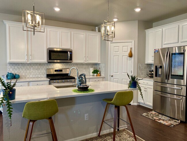Foto del edificio - Modern Living with Solar Savings: Spacious...
