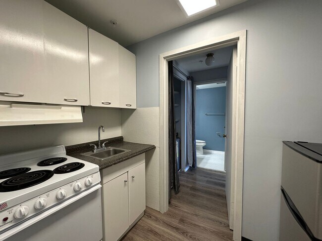Building Photo - Charming 1Bedroom/1Bath Condo in The Penth...