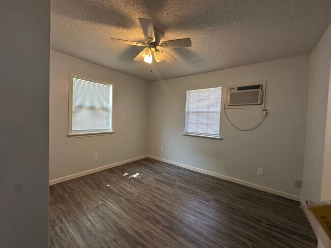 Foto del edificio - Introducing a charming 3-bedroom, 1.5 bath...