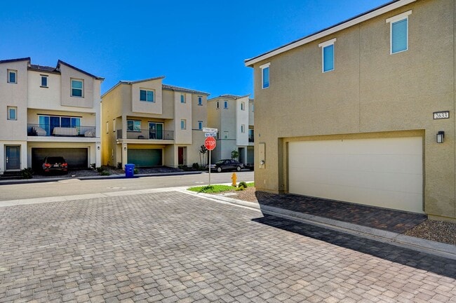Building Photo - 2021 TOWNHOME IN GATED COMMUNITY N LAS VEGAS