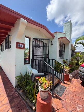 Building Photo - 1810 SW 24th Ter