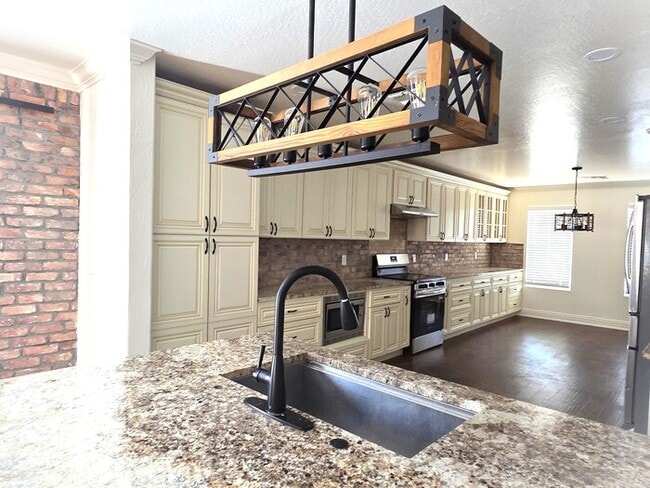 Building Photo - Stunning upgraded 4-bedroom 2-bathroom home