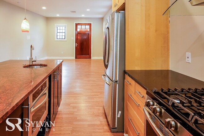 Building Photo - Lovely 3BR 2.5BA brick townhome