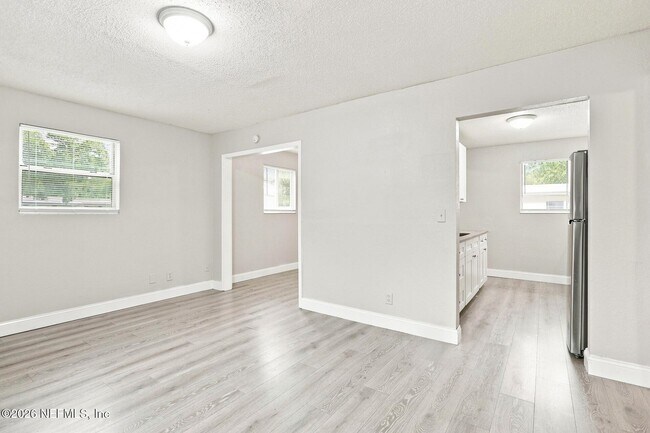 Foto del edificio - 6790 Tinkerbell Ln