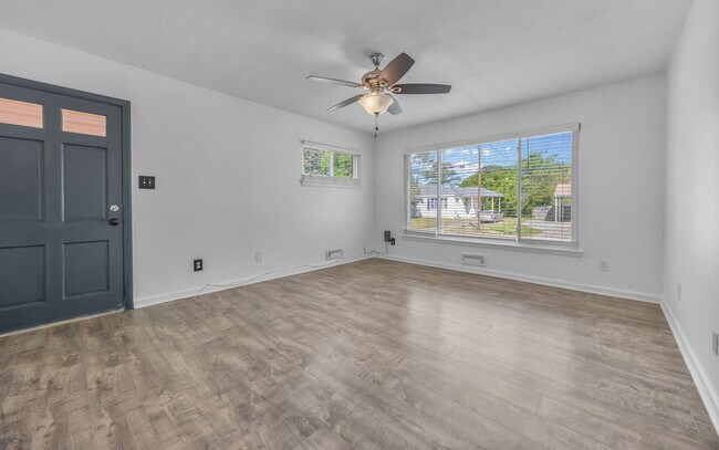 Foto del edificio - 8308 Nathan Ave