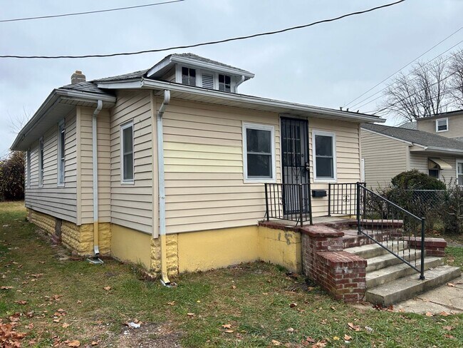 Building Photo - Newly Renovated 2 Bedroom Home With Baseme...