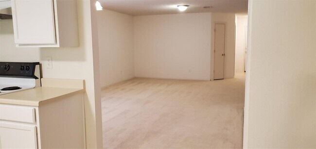 Building Photo - 8908 Seven Oaks Ln