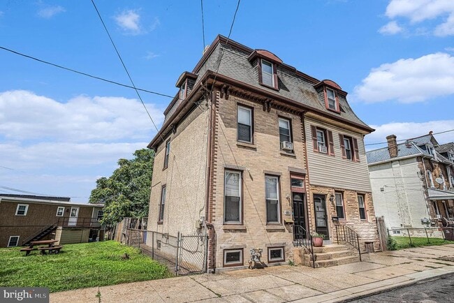 Building Photo - 103 E 4th St