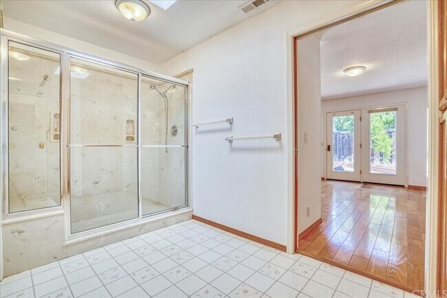 Foto del edificio - 5 Bedroom 3-bathroom Large single level home!