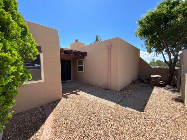 Foto del edificio - 3 Bedroom Single Story Home Available Near...