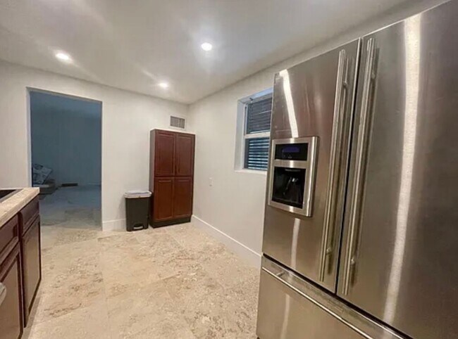 Foto del edificio - 656 Manor Dr