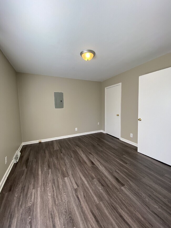 Building Photo - 1509 PINETREE DR