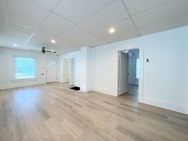 Building Photo - Spacious 2 bedroom with garage