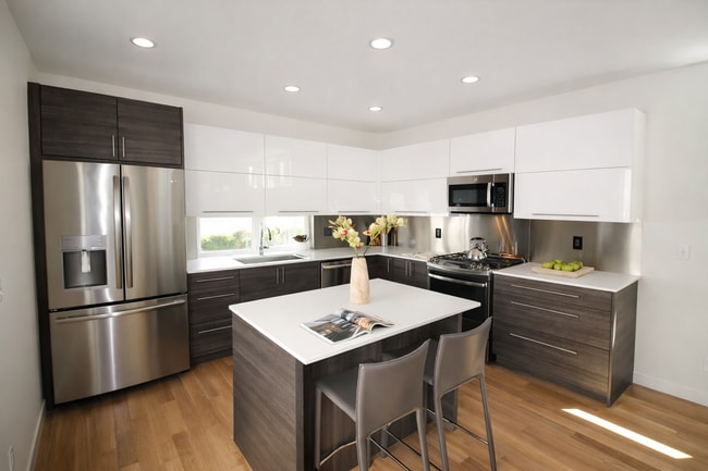 Building Photo - 3Bd/1.75Ba Seattle Townhouse