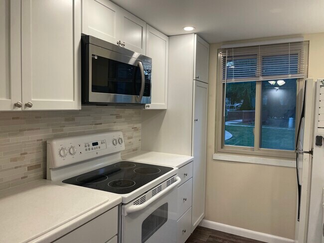 Building Photo - 2115 Melrose Dr