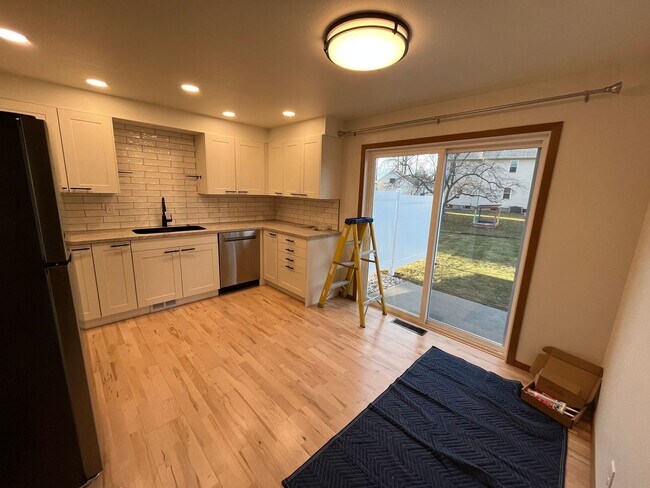 Building Photo - 644-646 Woodlawn Dr - Duplex