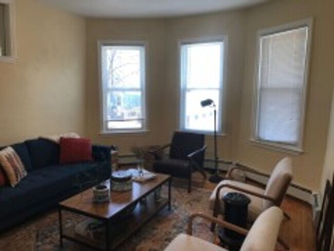 Building Photo - Stunning Davis Square 3 Bed!