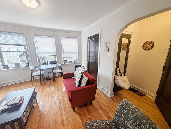 Building Photo - Spacious 1 BR - New Renovation Near the Lake on Quiet Block!