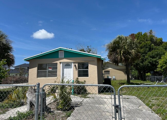 Building Photo - 1601 N 17th St