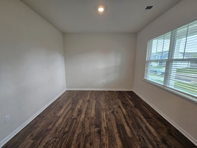 Building Photo - 942 Pineland Dr
