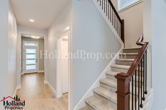 Building Photo - $400 off rent special on a gorgeous and sp...