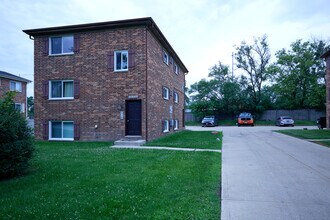 Building Photo - 21W139 Tee Ln