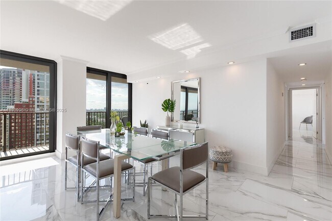 Building Photo - 1450 Brickell Bay Dr