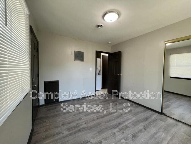 Building Photo - 938 N Wood St