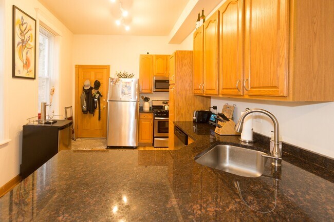 Foto del edificio - 2035 W Webster Ave