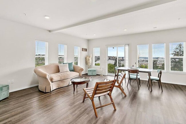 Building Photo - 704 E Wright Ave