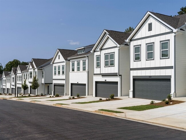 Building Photo - Amavi Twin Lakes