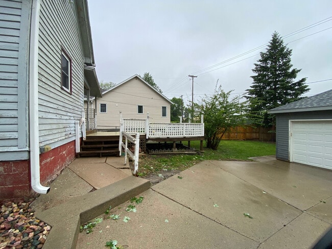 Building Photo - 1121 S Dakota Ave