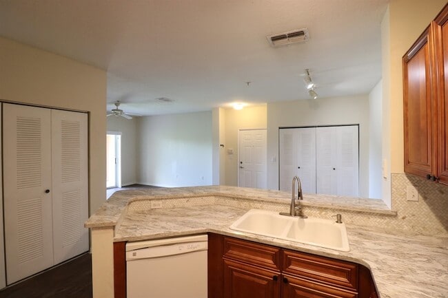 Building Photo - 625 Fairway Dr