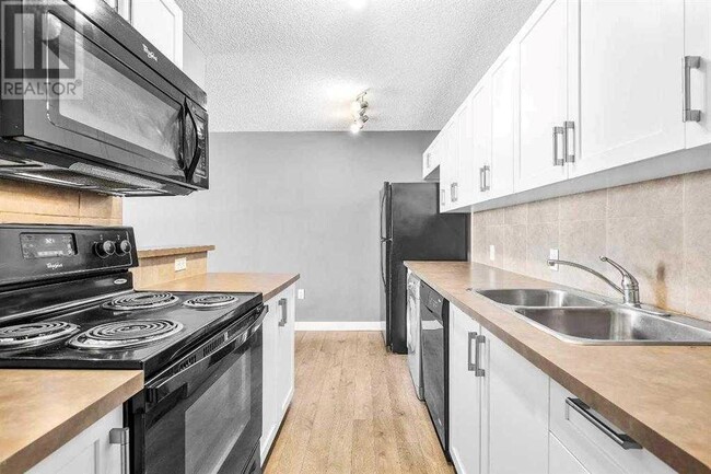 Building Photo - 110-124 24 Ave SW