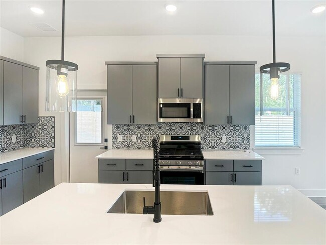 Foto del edificio - 6107 Begonia Cir