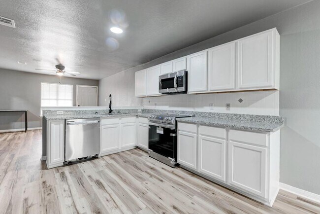 Foto del edificio - AVAILABLE NOW; APPLY AT OUR WEBSITE TODAY!