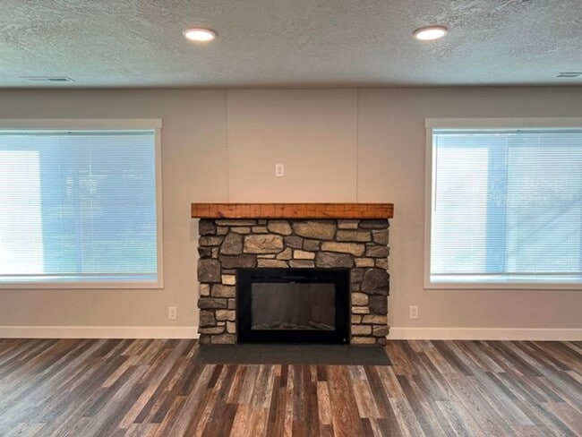 Building Photo - 3Bd/2Ba Two Story House - Available Now!