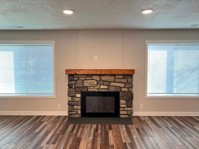 Foto del edificio - 3Bd/2Ba Two Story House - Available Now!