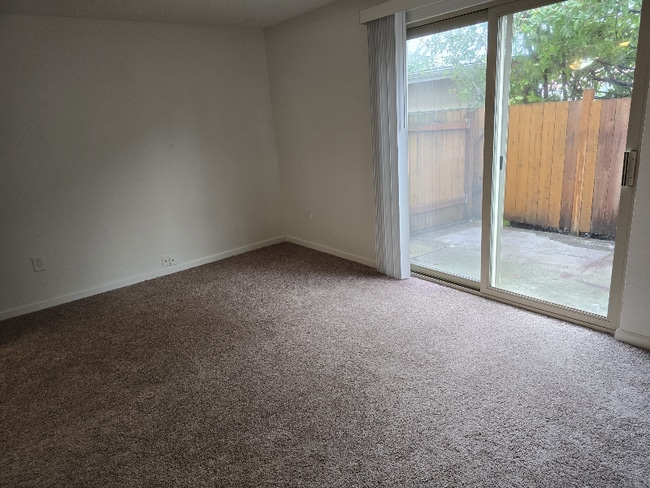 Building Photo - 409 E 34th St