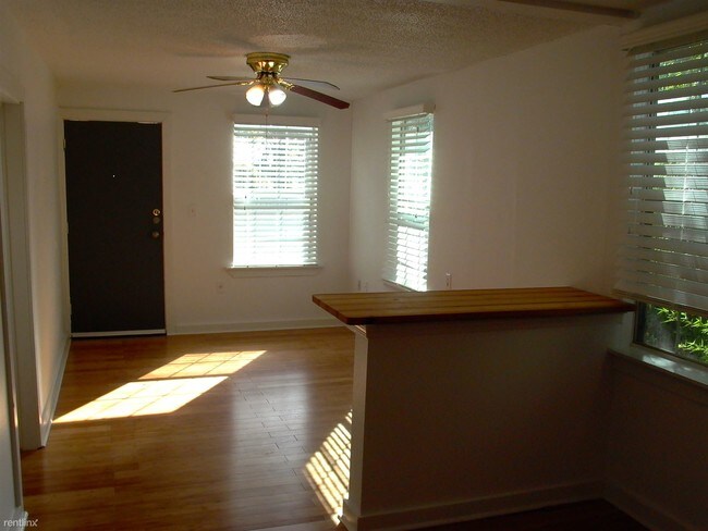 Building Photo - 513 W Rosewood Ave