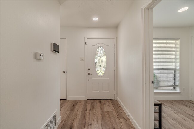 Foto del edificio - 2423 Woven Wood Ln