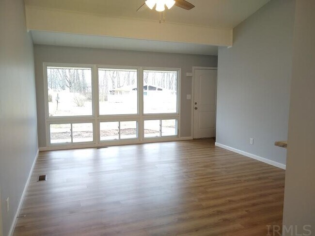 Building Photo - 121 E Ridgeview Dr